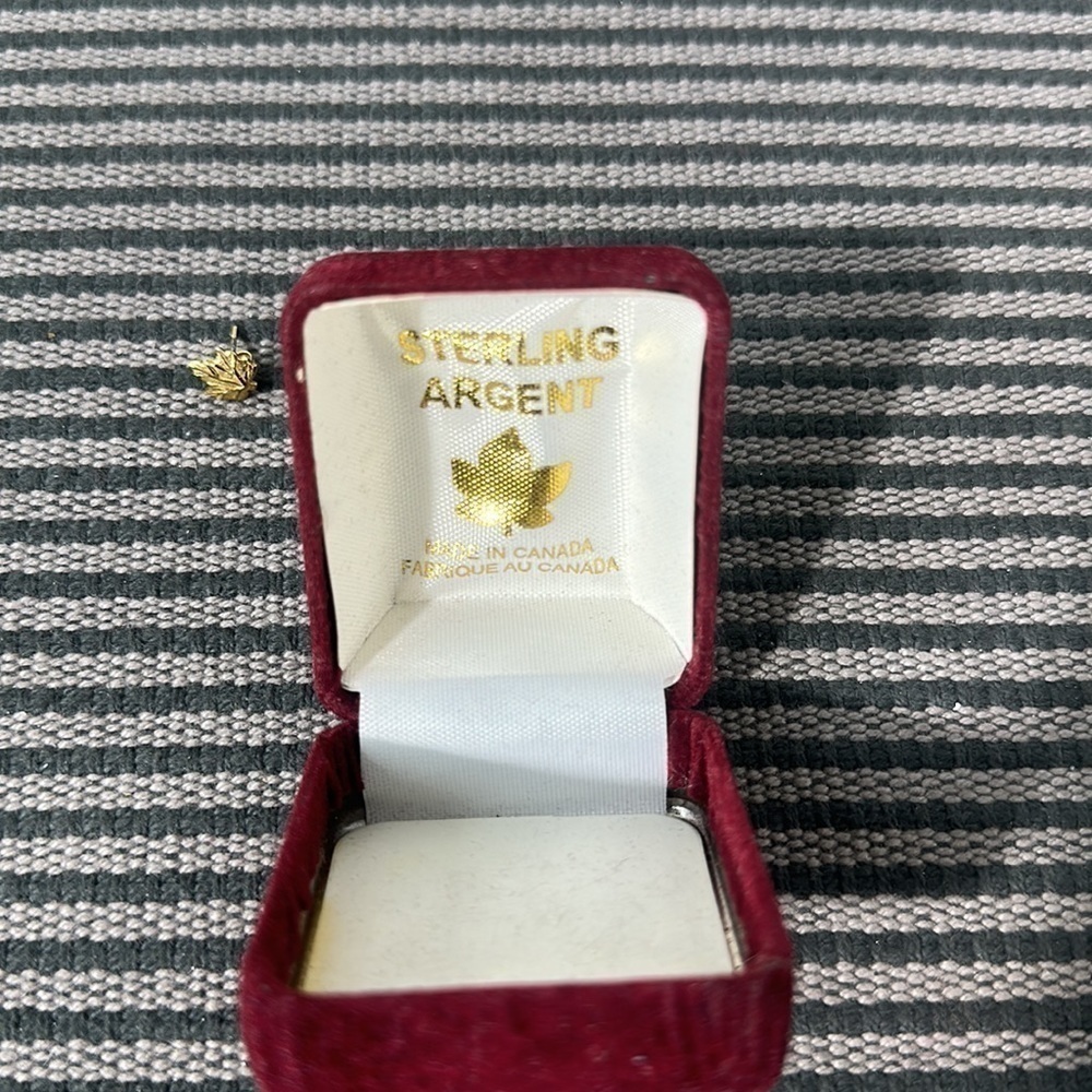 Stealing agent Canada  earring - Picture 2 of 2